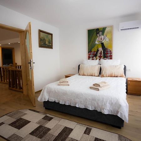 Casa De Vacanta Cu Piscina Incalzita&Jacuzzi Pietrari Kültér fotó