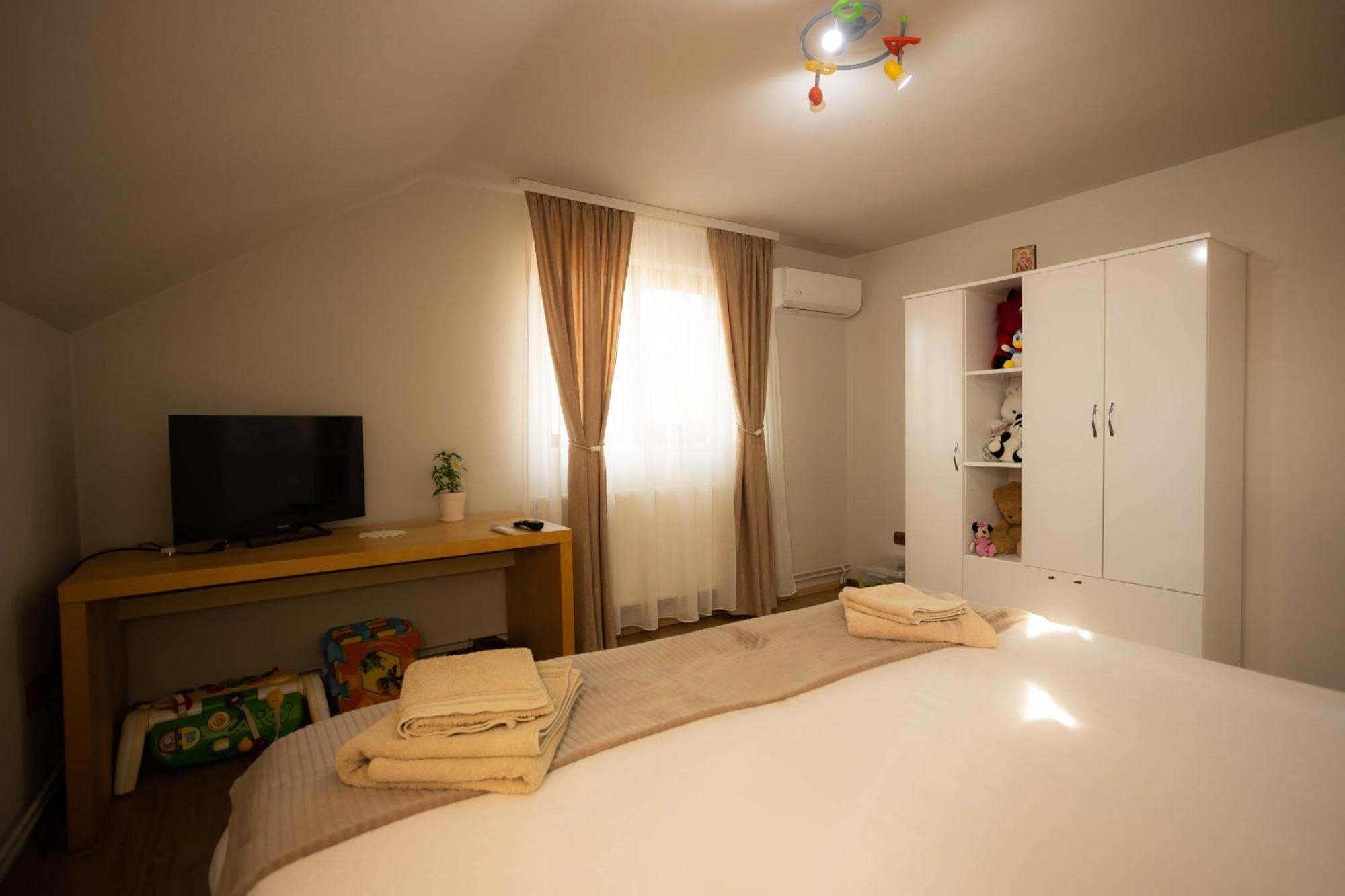 Casa De Vacanta Cu Piscina Incalzita&Jacuzzi Pietrari Kültér fotó