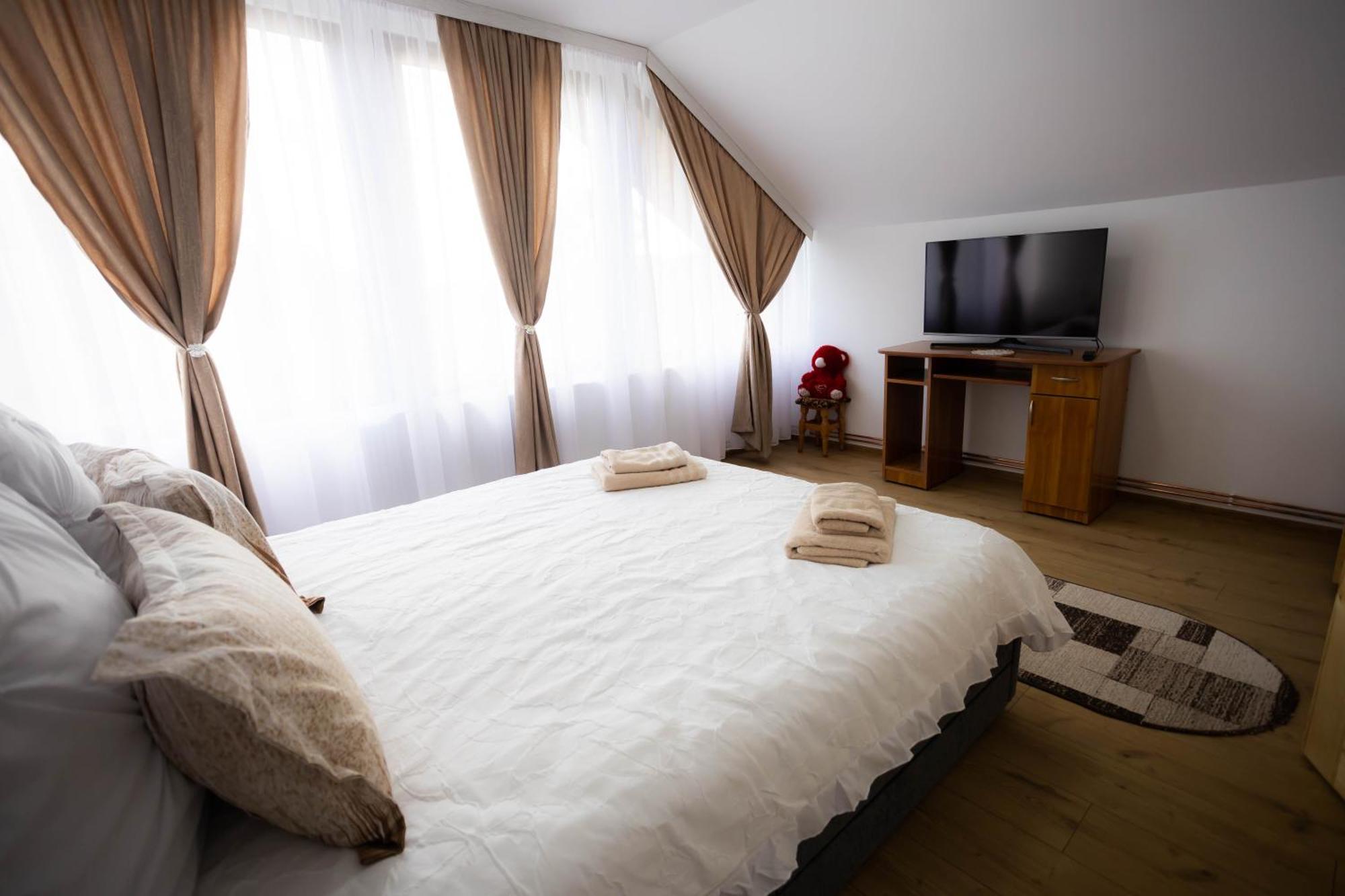 Casa De Vacanta Cu Piscina Incalzita&Jacuzzi Pietrari Kültér fotó